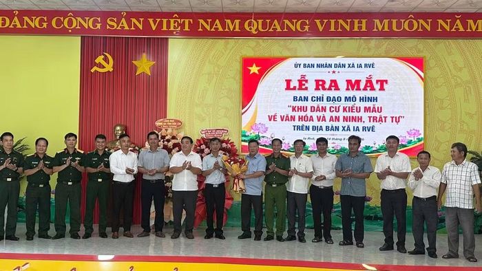 Xã Ia Rvê ra mắt Ban chỉ đạo mô hình “Khu dân cư kiểu mẫu về văn hóa và an ninh trật tự”. (Ảnh: Trung Hải).