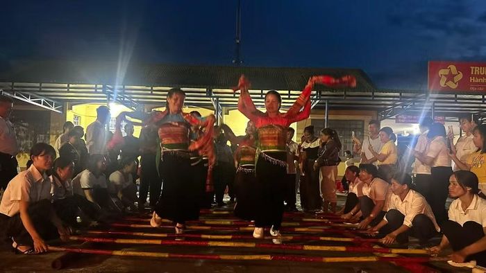 Múa sạp bên lửa trại. (Ảnh: Trung Hải).