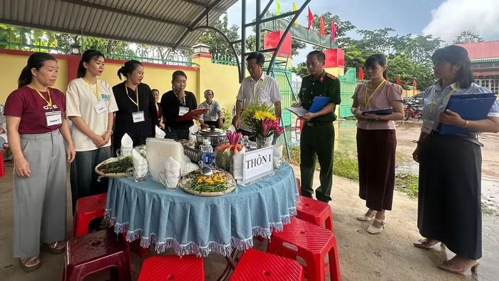 Ban giám khảo chấm ẩm thực các món ăn. (Ảnh: Trung Hải).