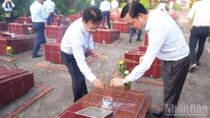 Đại diện lãnh đạo Tập đoàn Đường sắt quốc gia Việt Nam thắp hương tưởng niệm, tri ân các Anh hùng liệt sĩ tại Nghĩa trang Liệt sĩ Gôi. (Ảnh: NHẬT MINH)