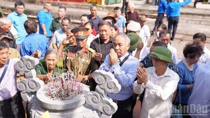 Thân nhân liệt sĩ, thanh niên xung phong dâng hương tưởng niệm các Anh hùng liệt sĩ. (Ảnh: NHẬT MINH)