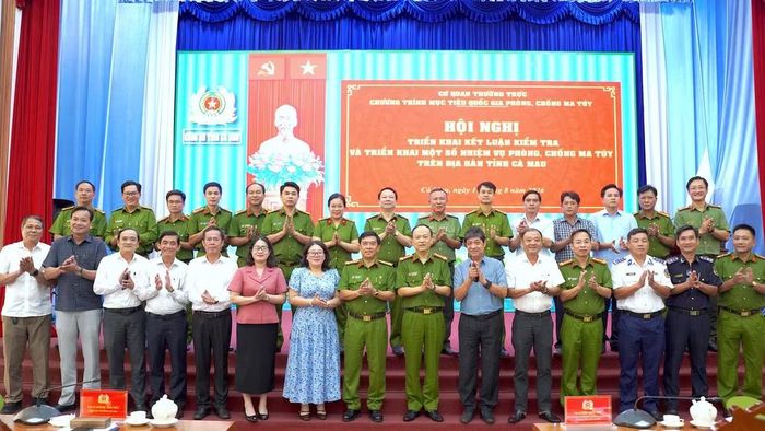 Các đại biểu dự hội nghị chụp ảnh lưu niệm. (Ảnh: HỮU ĐỆ)