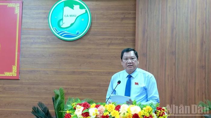 Phó Chủ tịch Thường trực Ủy ban nhân dân tỉnh Cà Mau Lâm Văn Bi trình bày các tờ trình của Ủy ban nhân dân tỉnh tại kỳ họp. (Ảnh: HỮU TÙNG)