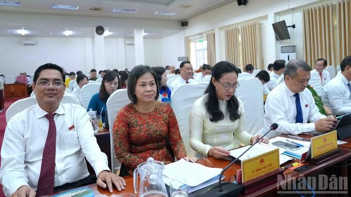 Các đại biểu Hội đồng nhân dân tỉnh Cà Mau tham gia kỳ họp. (Ảnh: HỮU TÙNG)