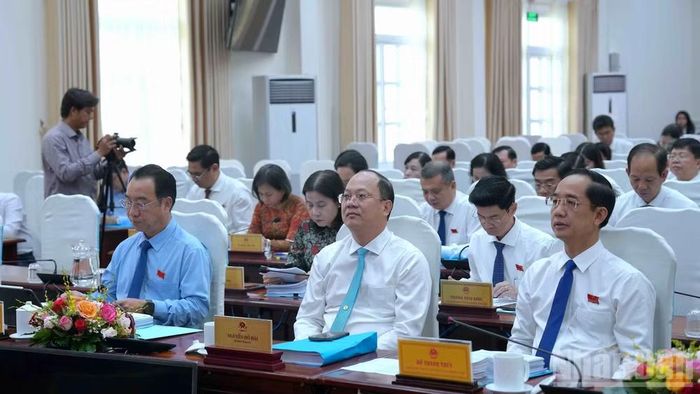 Đồng chí Nguyễn Hồ Hải, Ủy viên Trung ương Đảng, Bí thư Tỉnh ủy, Trưởng đoàn Đại biểu Quốc hội tỉnh Cà Mau (hàng đầu tiên, ngồi giữa) tham dự kỳ họp. (Ảnh: HỮU TÙNG)