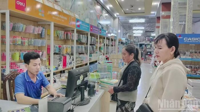 Phụ huynh Cà Mau tìm mua sách giáo khoa cho con trước thềm khai giảng năm học mới 2026-2027. (Ảnh: HỮU TÙNG)