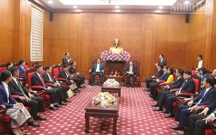 Đoàn công tác tỉnh Bò Kẹo (Lào) chào xã giao lãnh đạo tỉnh Sơn La.(Ảnh: QUỐC TUẤN)
