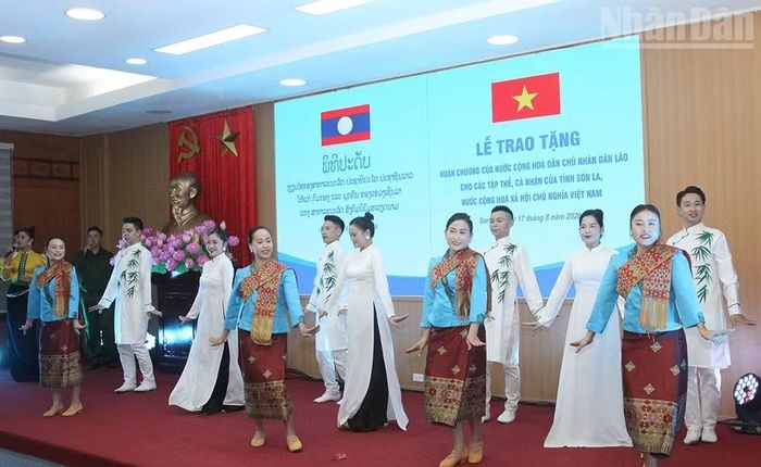Văn nghệ chào mừng tại lễ trao tặng Huân chương của nước Cộng hòa Dân chủ Nhân dân Lào cho các tập thể, cá nhân tỉnh Sơn La. (Ảnh: QUỐC TUẤN)