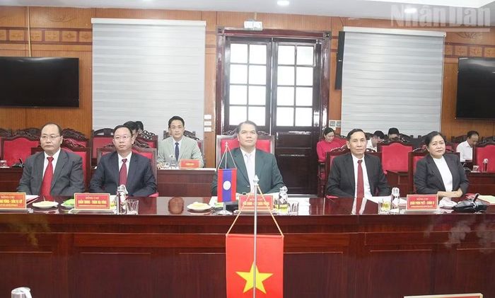 Đoàn công tác tỉnh Bokeo do đồng chí Penkhan Butcha Pheng, Ủy viên Ban Chấp hành Trung ương Đảng Nhân dân Cách mạng Lào, Bí thư Tỉnh ủy, Chủ tịch Hội đồng nhân dân tỉnh làm Trưởng đoàn. (Ảnh: QUỐC TUẤN)