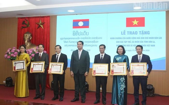 Đồng chí Penkhan Butcha Pheng chuyển trao Huân chương Lao động hạng III được trao tặng cho các tập thể tỉnh Sơn La. (Ảnh: QUỐC TUẤN)
