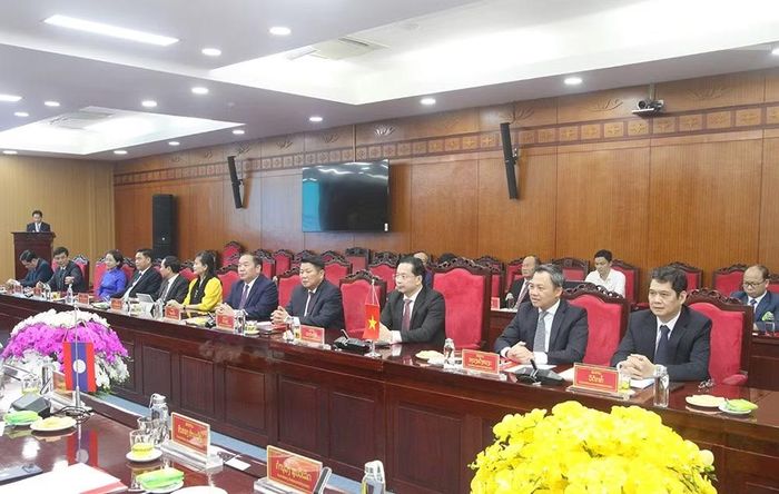Các đồng chí lãnh đạo tỉnh Sơn La và các đồng chí trong Ban Thường vụ Tỉnh ủy Sơn La tại lễ trao tặng Huân chương của nước Cộng hòa Dân chủ Nhân dân Lào cho các tập thể, cá nhân tỉnh Sơn La. (Ảnh: QUỐC TUẤN)