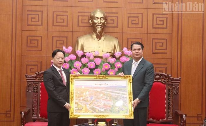 Đồng chí Penkhan Butcha Pheng tặng quà cho Tỉnh ủy Sơn La. (Ảnh: QUỐC TUẤN)