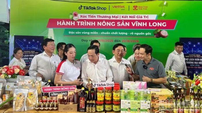 Đại biểu lãnh đạo cùng livestream bán hàng nông sản Vĩnh Long tại Hội chợ. (Ảnh: HOÀNG TRUNG)