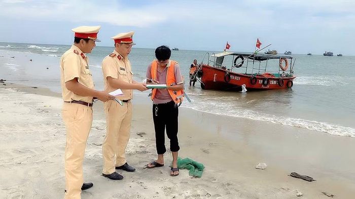 Cảnh sát giao thông kiểm tra giấy tờ các phương tiện chở du khách qua ngọn Hải đăng Kê Gà. (Ảnh: LINH TRẦN)