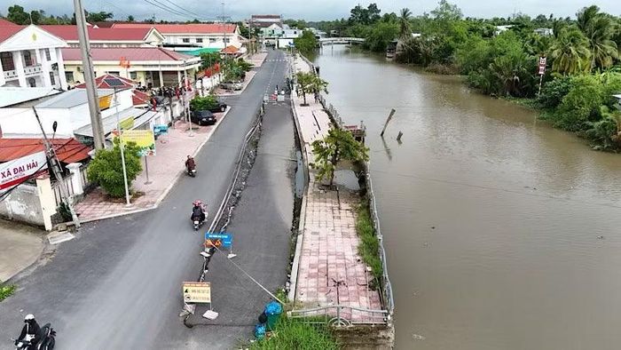 Đoạn sạt lở bờ kênh số 1, trước trụ sở Ủy ban nhân dân xã Đại Hải, Cần Thơ. (Ảnh: LIÊM NGUYỄN)