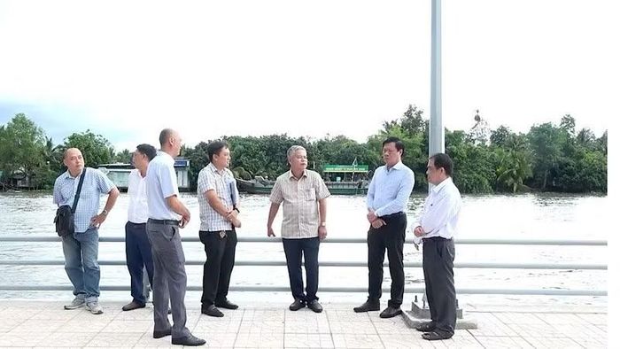 Chi cục Thủy lợi thành phố Cần Thơ nghiệm thu đoạn kè phòng, chống sạt lở sông Ô Môn. (Ảnh: NGỌC HOA).