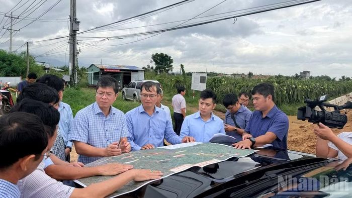 Lãnh đạo Ủy ban nhân dân tỉnh Lâm Đồng kiểm tra dự án khu tái định cư.