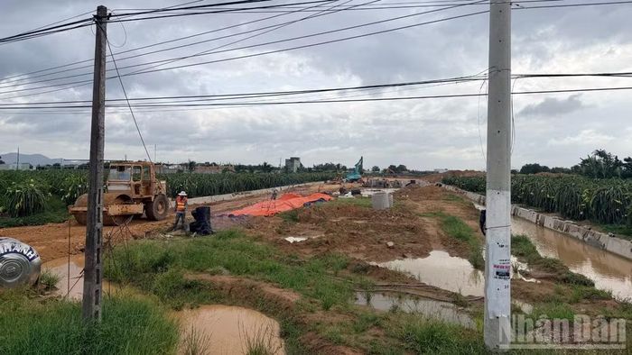Các đơn vị đang triển khai thi công khu tái định cư cho dự án.
