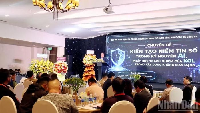 Đại diện Cục An ninh mạng và phòng, chống tội phạm sử dụng công nghệ cao chia sẻ thông tin tại chương trình.