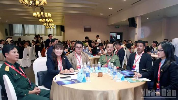 Đại biểu tham dự chương trình.