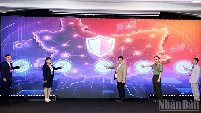 Các đại biểu thực hiện nghi thức vận hành Câu lạc bộ "niềm tin số" tỉnh Lâm Đồng.
