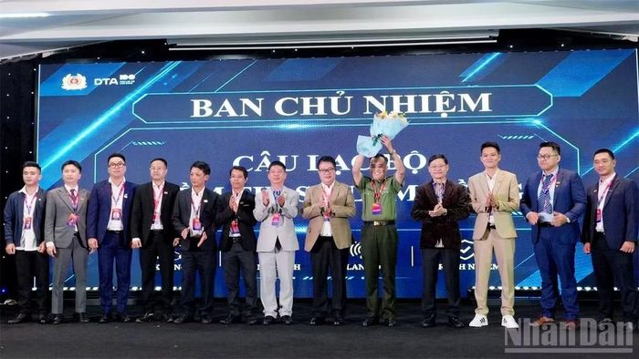 Đồng chí Nguyễn Ngọc Phúc chúc mừng Ban Chủ nhiệm Câu lạc bộ "niềm tin số" tỉnh Lâm Đồng.