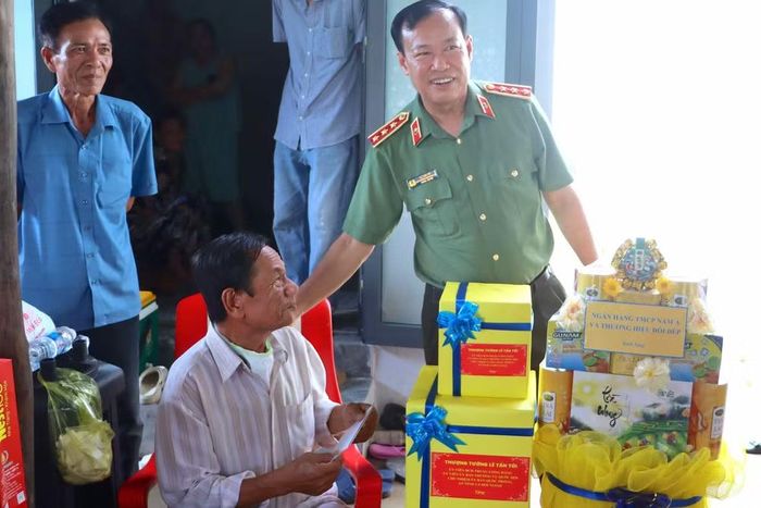 Thượng tướng Lê Tấn Tới ân cần thăm hỏi, tặng quà ông Nguyễn Phước Tươi, khóm 1, phường Lý Văn Lâm, tỉnh Cà Mau. (Ảnh: Bích Ngân)