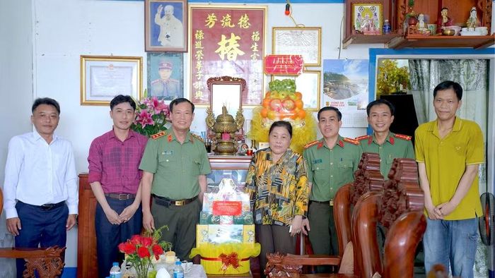 Thượng tướng Lê Tấn Tới (thứ 3 từ trái qua) thăm hỏi, tặng quà tri ân gia đình cố Đại tá Nguyễn Tường Vân, nguyên Trưởng Phòng Cảnh sát Công an tỉnh Minh Hải. (Ảnh: Hữu Đệ)