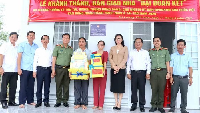 Thượng tướng Lê Tấn Tới (thứ 4 từ trái sang); đồng chí Hồ Thanh Thủy, Phó Bí thư Tỉnh ủy Cà Mau (thứ 3 từ trái sang), cùng đoàn công tác tặng quà cho gia đình ông Nguyễn Phi Lâm, ngụ ấp Nhà Phấn, xã Lương Thế Trân. (Ảnh: Hữu Đệ)