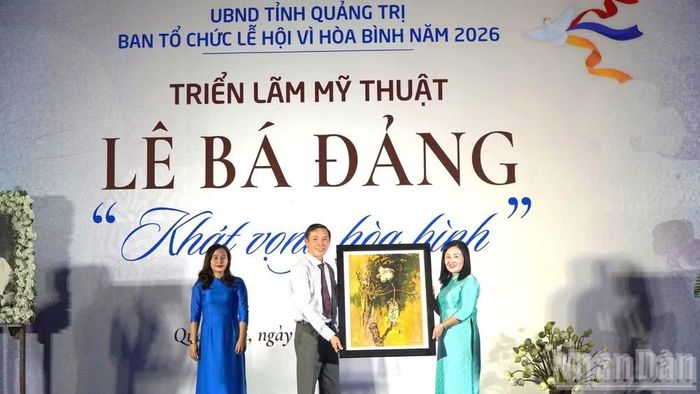 Gia đình họa sĩ hiến tặng một số tác phẩm cho Bảo tàng Quảng Trị. (Ảnh: HOÀNG PHÚC)