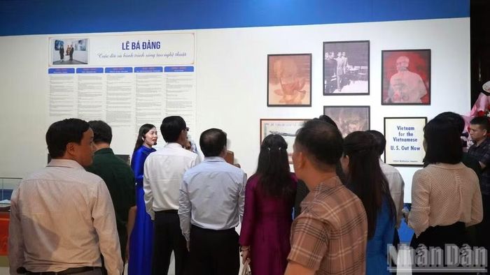Các đại biểu thưởng lãm tranh của họa sĩ Lê Bá Đảng tại triển lãm. (Ảnh:HOÀNG PHÚC)