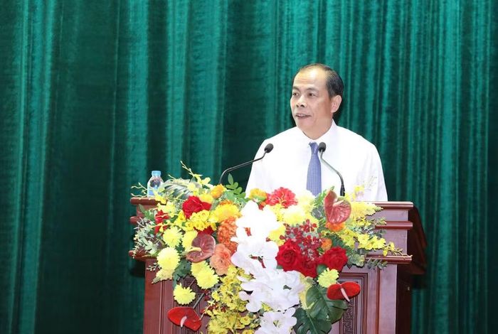 Đồng chí Hoàng Quốc Tuấn, Tỉnh ủy viên, Bí thư Đảng ủy, Giám đốc Sở Giáo dục và Đào tạo Lạng Sơn phát động thi đua năm học 2026-2027 tại hội nghị. (Ảnh: AT)