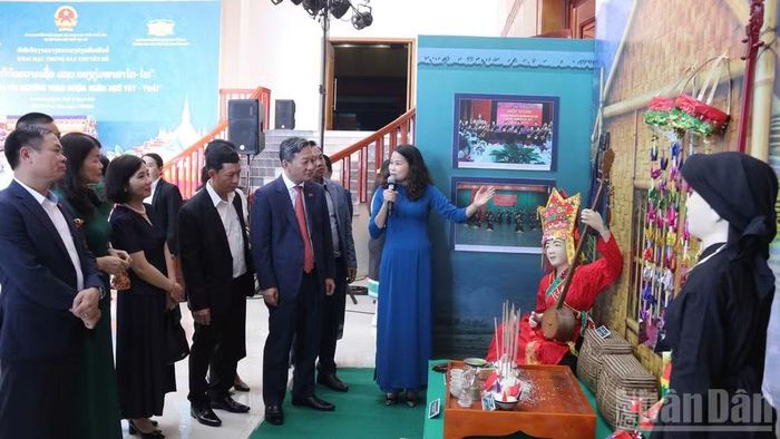 Các đại biểu tham quan khu trưng bày tư liệu ảnh, sản phẩm tiêu biểu. (Ảnh: DUY TOÀN)