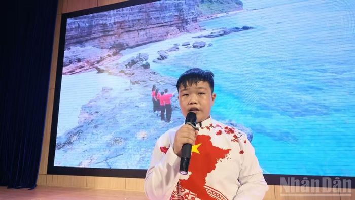 Thành viên Đội Sao Biển-Quảng Ngãi tổng duyệt phần thuyết trình.