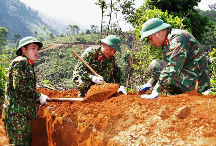 Đội tìm kiếm, quy tập hài cốt liệt sĩ Đoàn Kinh tế-Quốc phòng 337, Quân khu 4 tổ chức tìm kiếm, quy tập hài cốt liệt sĩ ở khe núi Cha Lỳ, thôn Cuôi-Tri, xã Hướng Lập, tỉnh Quảng Trị.