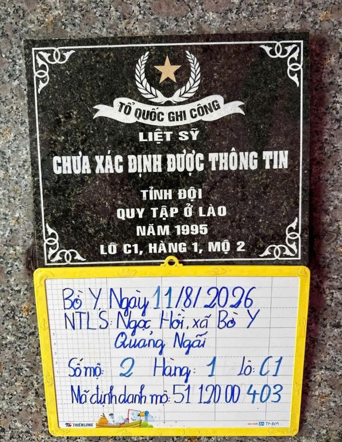 Hình ảnh chiếc bút và bia mộ số 2.  Ảnh: TRẦN VINH 