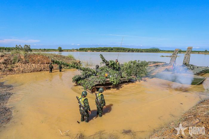  Hiệp đồng bảo đảm cho xe tăng vượt sông trong diễn tập. 
