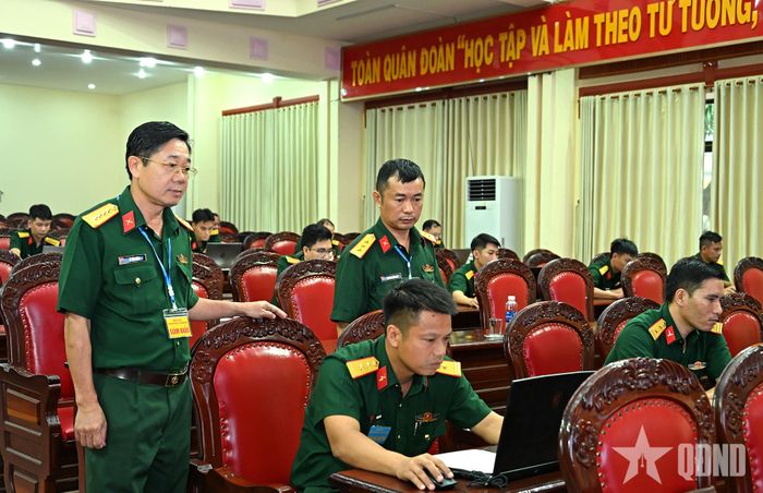 Các đồng chí bí thư chi bộ thi trắc nghiệm trên máy tính. 