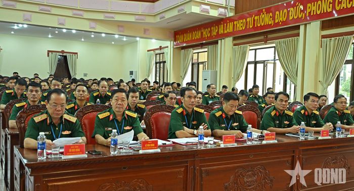 Thiếu tướng Đỗ Đức Dũng, Ủy viên Ban Thường vụ Đảng ủy, Chủ nhiệm Chính trị Quân đoàn 34 và các đại biểu dự khai mạc. 
