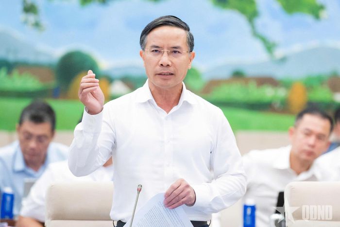 Thống đốc Ngân hàng Nhà nước Việt Nam Phạm Đức Ấn báo cáo tại phiên họp. 
