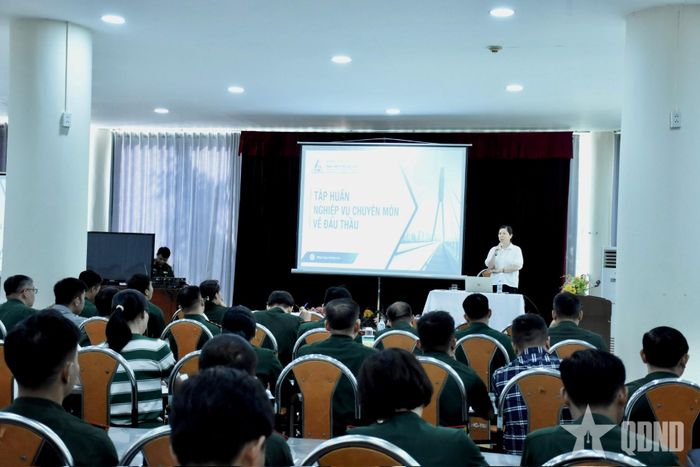 Các học viên chăm chú nghe giảng chuyên đề 1. 