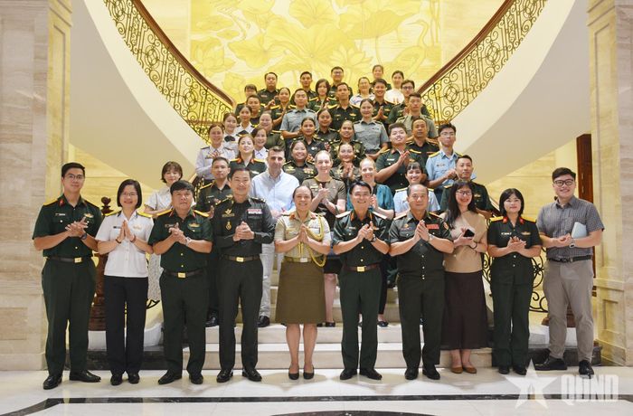 Các đại biểu chụp ảnh chung. 