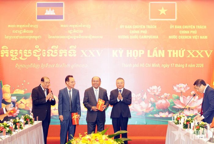 Thượng tướng Lê Quang Minh trao quà tặng các đại biểu đoàn Ủy ban Chuyên trách Chính phủ Vương quốc Campuchia.