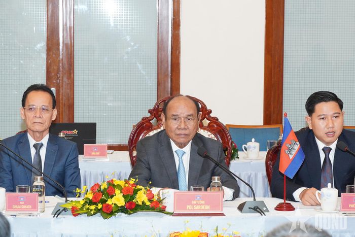 Đại tướng Pol Saroeun (giữa) phát biểu trao đổi tại kỳ họp.