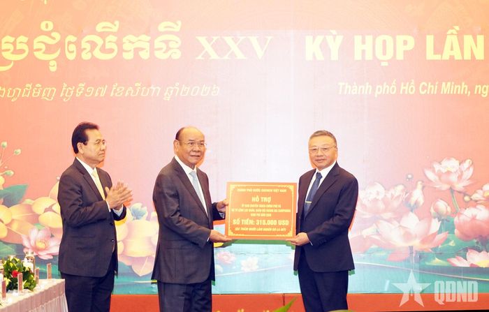 Thừa ủy quyền của Thủ tướng Chính phủ, Thượng tướng Lê Quang Minh trao kinh phí hỗ trợ năm 2026 của Chính phủ Việt Nam đối với Ủy ban Chuyên trách Chính phủ Campuchia.