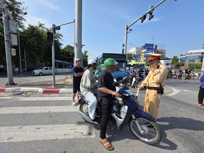  Tổ công tác kiểm tra trường hợp vi phạm tại Giải Phóng - Lê Duẩn, sáng 17-8.