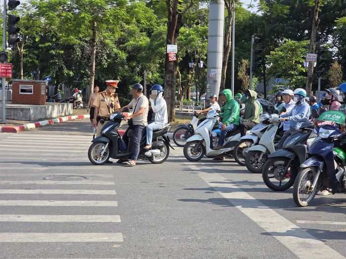  Trường hợp dừng xe trên phần đường dành cho người đi bộ sai quy định.  