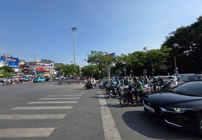  Giữa hàng trăm phương tiện chấp hành, chỉ một trường hợp vi phạm làm xấu đi hình ảnh của giao thông.  