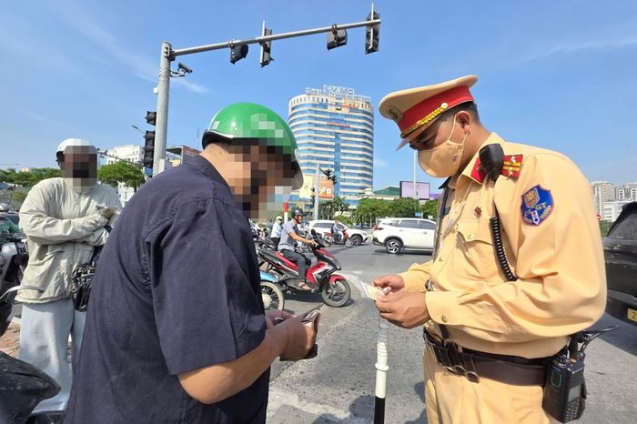  Ngoài việc xử lý, CSGT tăng cường tuyên truyền hướng dẫn người tham gia giao thông.  