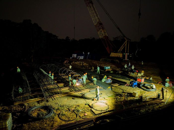  Công nhân trên công trường làm việc 3 ca, 4 kíp, không ngày nghỉ.
